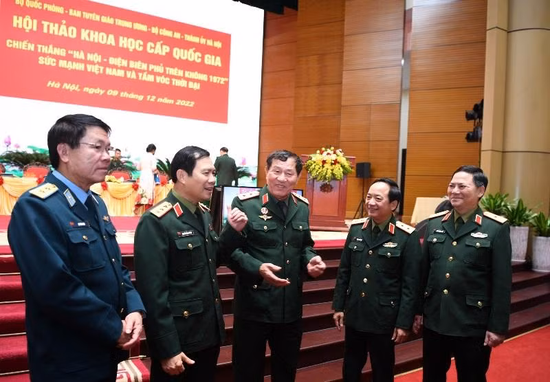 Các đại biểu chia sẻ những kỷ niệm về trận chiến 50 năm trước bên lề Hội thảo. (Ảnh: Phú Sơn)