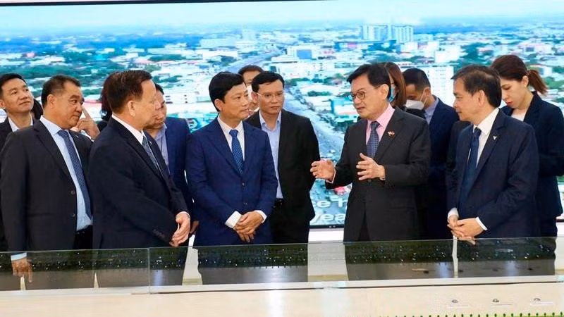 Phó Thủ tướng, Bộ trưởng Điều phối Chính sách Kinh tế Singapore, ông Heng Swee Keat (hàng đầu, thứ hai từ phải sang) trao đổi cùng lãnh đạo tỉnh Bình Dương và lãnh đạo VSIP. 