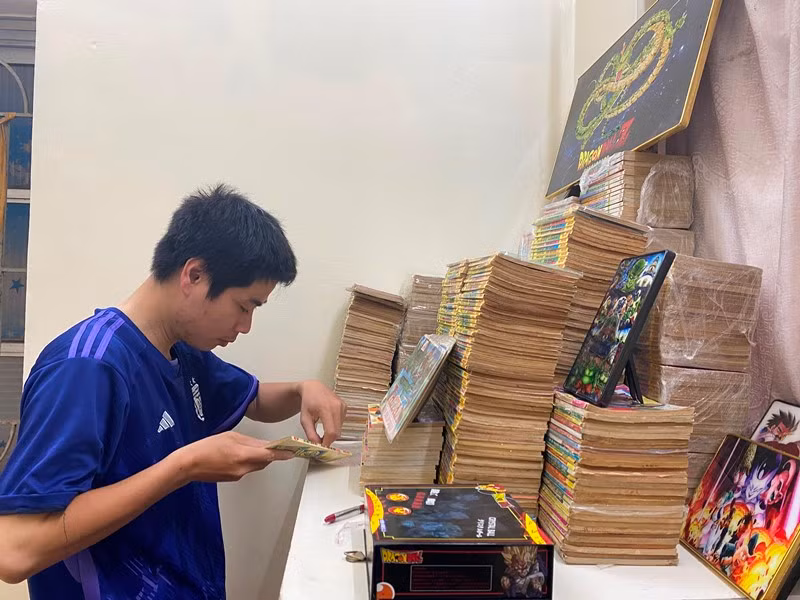 Lê Văn Nghĩa bên bộ truyện “7 viên ngọc rồng”.