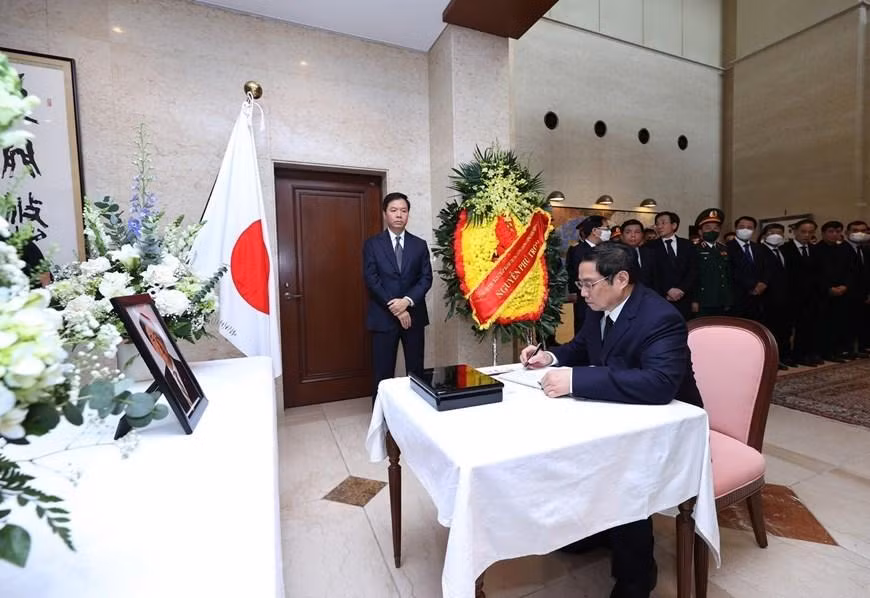 Lãnh đạo Việt Nam tưởng niệm cố Thủ tướng Nhật Bản Abe Shinzo ảnh 7 Lãnh đạo Việt Nam tưởng niệm cố Thủ tướng Nhật Bản Abe Shinzo ảnh 7