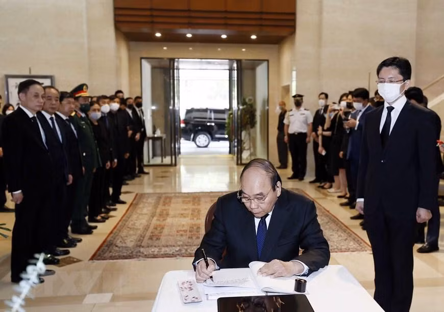 Lãnh đạo Việt Nam tưởng niệm cố Thủ tướng Nhật Bản Abe Shinzo ảnh 3 Lãnh đạo Việt Nam tưởng niệm cố Thủ tướng Nhật Bản Abe Shinzo ảnh 3