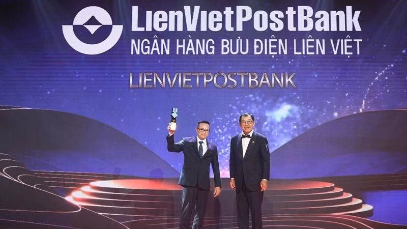 Phó Tổng Giám đốc Nguyễn Quý Chiến đại diện LienVietPostBank nhận giải thưởng.