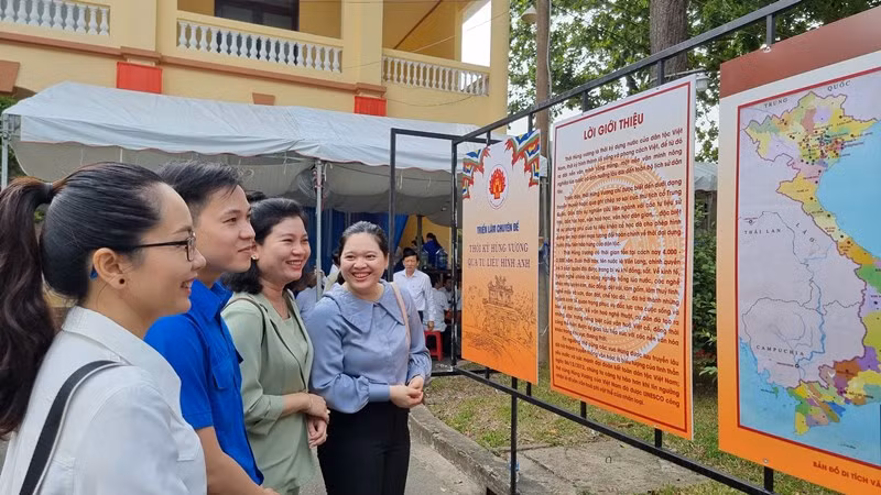 Tham quan trưng bày ảnh tư liệu qua các thời kỳ.