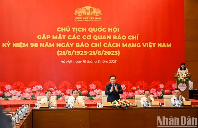 Chủ tịch Quốc hội Vương Đình Huệ cùng các Phó Chủ tịch Quốc hội và lãnh đạo Hội Nhà báo Việt Nam chủ trì buổi gặp mặt. (Ảnh: Duy Linh) Chủ tịch Quốc hội Vương Đình Huệ cùng các Phó Chủ tịch Quốc hội và lãnh đạo Hội Nhà báo Việt Nam chủ trì buổi gặp mặt. (Ảnh: Duy Linh)
