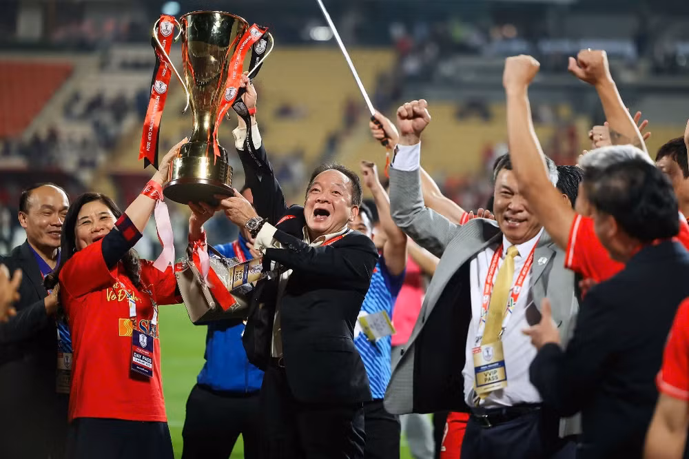 Chiếc cup ASEAN CUP 2024 và bóng dáng đậm nét của một ông bầu. Chiếc cup ASEAN CUP 2024 và bóng dáng đậm nét của một ông bầu.