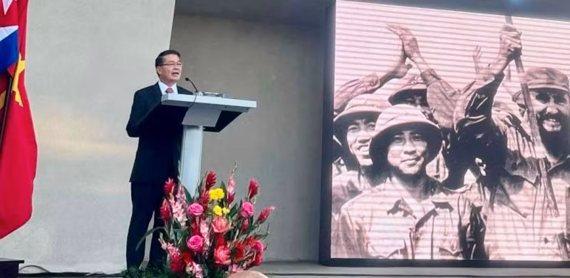 Đại sứ Việt Nam tại Cuba Lê Thanh Tùng phát biểu tại lễ kỷ niệm. Đại sứ Việt Nam tại Cuba Lê Thanh Tùng phát biểu tại lễ kỷ niệm.