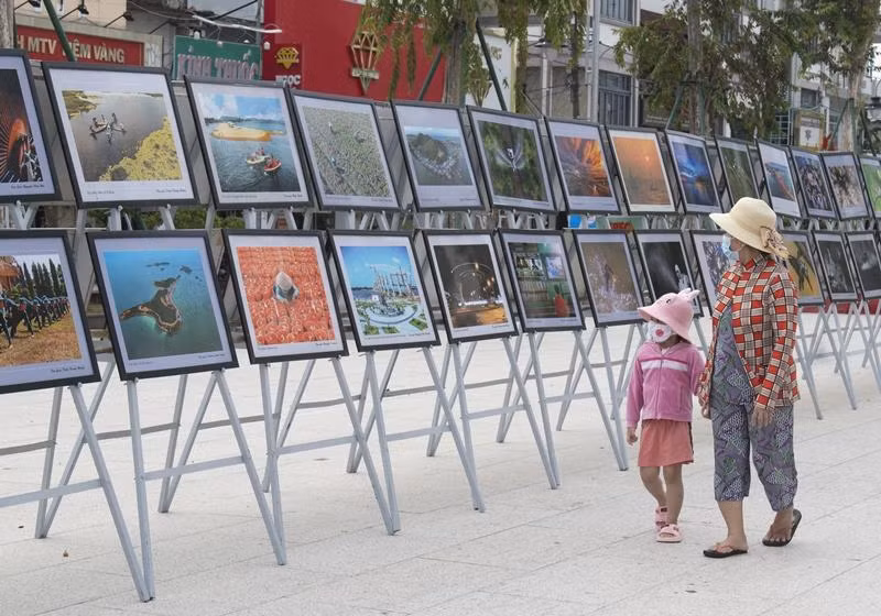 Người dân xem trưng bày ảnh nghệ thuật tại Lễ hội truyền thống Anh hùng dân tộc Nguyễn Trung Trực, ngày 21/9. Người dân xem trưng bày ảnh nghệ thuật tại Lễ hội truyền thống Anh hùng dân tộc Nguyễn Trung Trực, ngày 21/9.