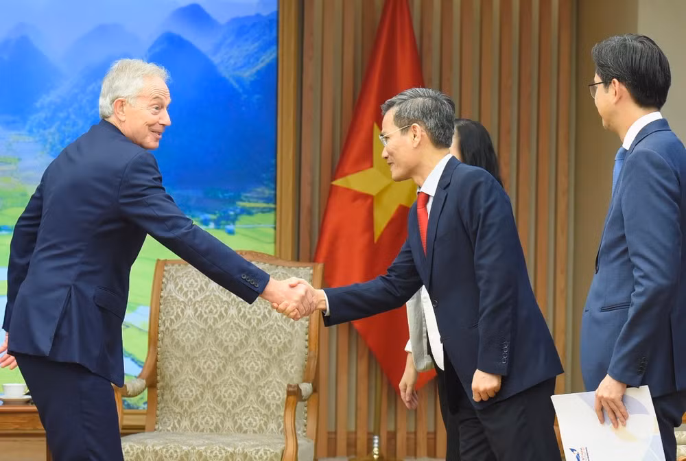 Ông Tony Blair với đại diện lãnh đạo các bộ, ban, ngành của Chính phủ Việt Nam.