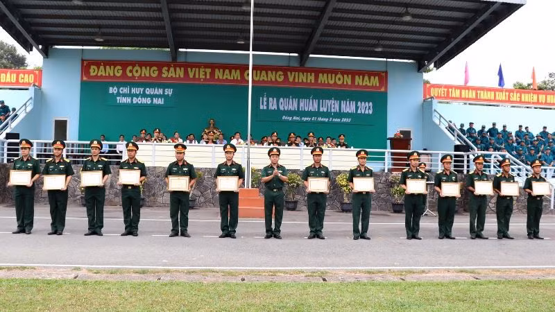 Đại tá Vũ Văn Điền, Chỉ huy trưởng Bộ Chỉ huy quân sự tỉnh Đồng Nai trao tặng danh hiệu đơn vị vững mạnh toàn diện, “mẫu mực tiêu biểu” của Quân khu 7 cho các tập thể. 