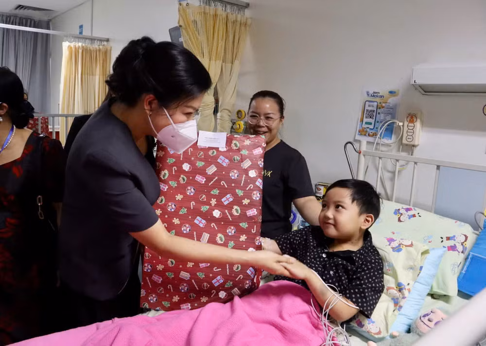 Phu nhân Ngô Phương Ly tặng quà bệnh nhi đang điều trị tại Viện Tim quốc gia (Malaysia). (Ảnh: DƯƠNG HUY) Phu nhân Ngô Phương Ly tặng quà bệnh nhi đang điều trị tại Viện Tim quốc gia (Malaysia). (Ảnh: DƯƠNG HUY)