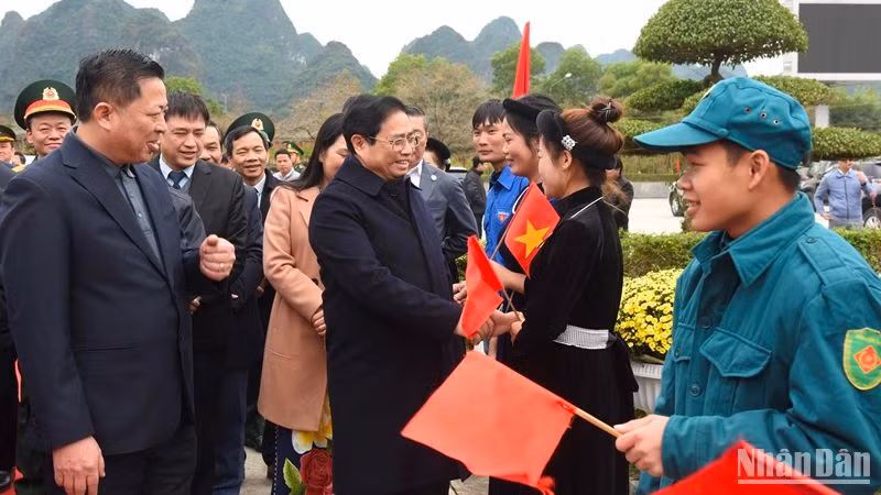 Thủ tướng Phạm Minh Chính chúc Tết công nhân, người lao động có hoàn cảnh khó khăn và đồng bào các dân tộc thị trấn Tà Lùng, huyện Quảng Hòa.