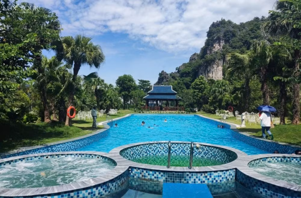 Khu Kênh Gà có khoáng nóng tự nhiên trên địa bàn huyện Gia Viễn (Ninh Bình) cũng là điểm đến được nhiều du khách lựa chọn. Khu Kênh Gà có khoáng nóng tự nhiên trên địa bàn huyện Gia Viễn (Ninh Bình) cũng là điểm đến được nhiều du khách lựa chọn.