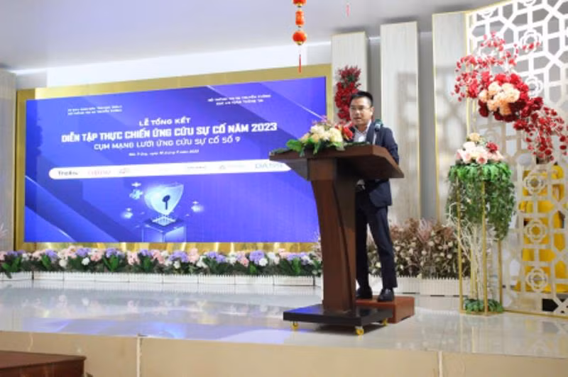 Ông Đặng Trường Thạch - Phó Tổng Giám đốc FPT IS cam kết cùng tỉnh Sóc Trăng tư vấn, triển khai các công nghệ tiên tiến, bảo đảm an toàn thông tin. Ông Đặng Trường Thạch - Phó Tổng Giám đốc FPT IS cam kết cùng tỉnh Sóc Trăng tư vấn, triển khai các công nghệ tiên tiến, bảo đảm an toàn thông tin.