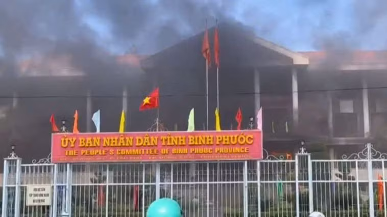 Khói bao trùm trụ sở Ủy ban nhân dân tỉnh Bình Phước.