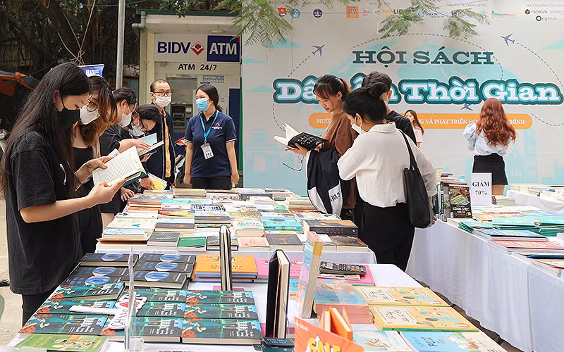 Sinh viên, thanh niên tham gia Ngày hội sách tại Festival. Sinh viên, thanh niên tham gia Ngày hội sách tại Festival.
