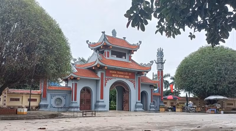 Nghĩa trang liệt sĩ huyện Đông Hưng (tỉnh Thái Bình) được Bộ Văn hóa, Thể thao và Du lịch lịch xếp hạng Di tích lịch sử, văn hóa năm 1992. Nghĩa trang liệt sĩ huyện Đông Hưng (tỉnh Thái Bình) được Bộ Văn hóa, Thể thao và Du lịch lịch xếp hạng Di tích lịch sử, văn hóa năm 1992.