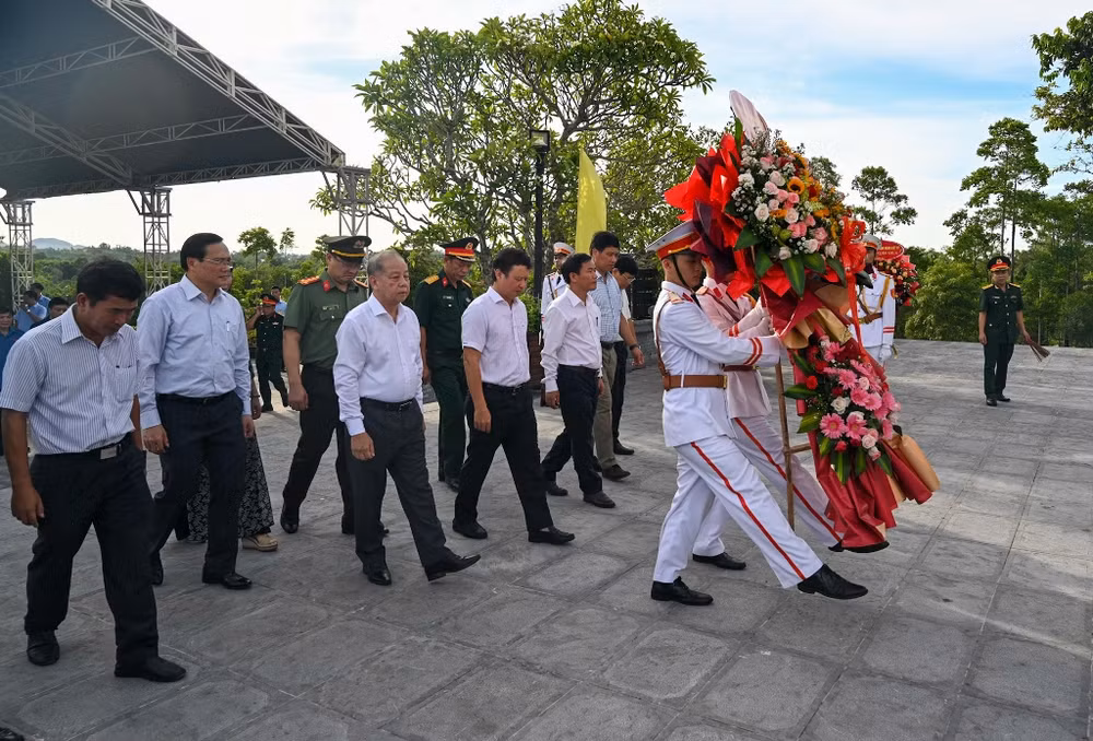Lãnh đạo tỉnh Thừa Thiên Huế dâng hoa, dâng hương tưởng niệm tại Nghĩa trang liệt sĩ thành phố Huế. Lãnh đạo tỉnh Thừa Thiên Huế dâng hoa, dâng hương tưởng niệm tại Nghĩa trang liệt sĩ thành phố Huế.