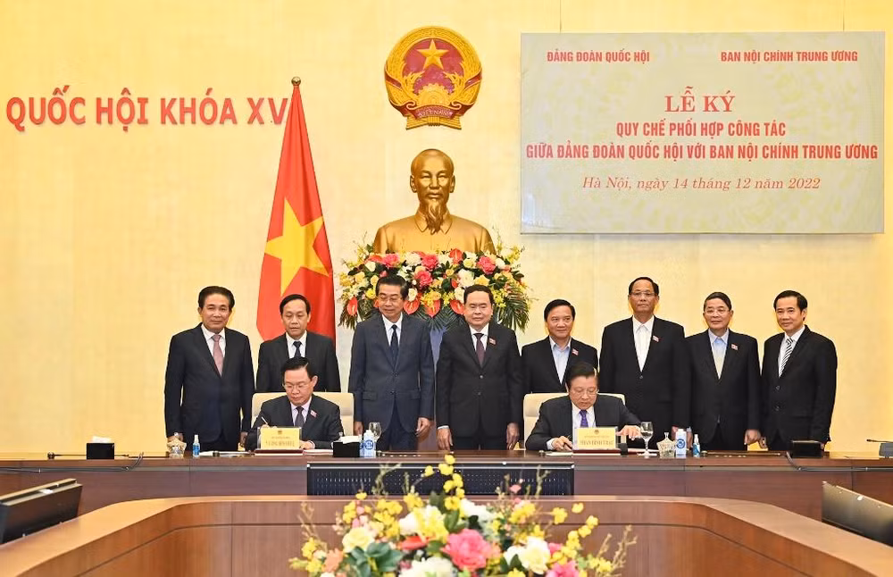 Chủ tịch Quốc hội Vương Đình Huệ và Trưởng Ban Nội chính Trung ương Phan Đình Trạc ký quy chế phối hợp công tác.