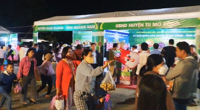Chợ phiên thu hút đông đảo người dân địa phương và du khách đến tham quan và mua sắm.