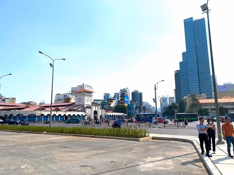 Người dân và du khách đã cảm thấy thỏa mái hơn khi đi bộ trước Công viên 23/9, tạo mỹ quan ở khu vực Trung tâm quận 1, thu hút du khách tham quan. Người dân và du khách đã cảm thấy thỏa mái hơn khi đi bộ trước Công viên 23/9, tạo mỹ quan ở khu vực Trung tâm quận 1, thu hút du khách tham quan.