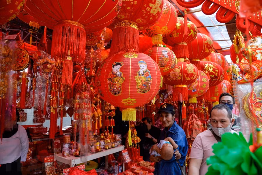Đồ trang trí Tết Nguyên đán được bày bán tại Jakarta, Indonesia. (Ảnh: THX/TTXVN)