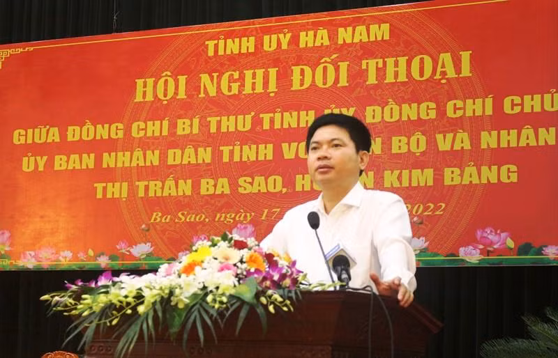 Đồng chí Trương Quốc Huy, Phó Bí thư Tỉnh ủy, Chủ tịch UBND tỉnh, Trưởng Đoàn đại biểu Quốc hội tỉnh Hà Nam trả lời ý kiến của đại diện người dân thị trấn Ba Sao. Đồng chí Trương Quốc Huy, Phó Bí thư Tỉnh ủy, Chủ tịch UBND tỉnh, Trưởng Đoàn đại biểu Quốc hội tỉnh Hà Nam trả lời ý kiến của đại diện người dân thị trấn Ba Sao.