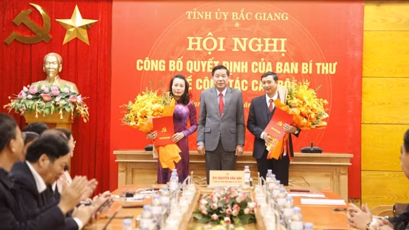 Đồng chí Nguyễn Văn Gấu, Bí thư Tỉnh ủy Bắc Giang trao quyết định chuẩn y của Ban Bí thư đến hai đồng chí Phó Bí thư Tỉnh ủy.