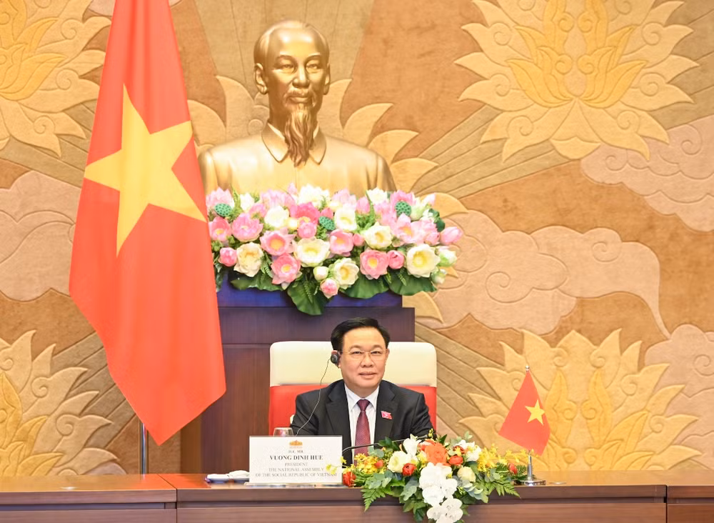 Chủ tịch Quốc hội Vương Đình Huệ tại cuộc điện đàm với Chủ tịch Thượng viện Campuchia Samdech Techo Hun Sen. Chủ tịch Quốc hội Vương Đình Huệ tại cuộc điện đàm với Chủ tịch Thượng viện Campuchia Samdech Techo Hun Sen.