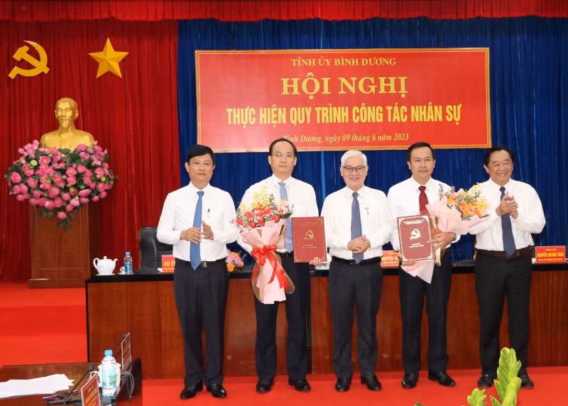 Thường trực Tỉnh ủy trao quyết định và tặng hoa chúc mừng đồng chí Nguyễn Khoa Hải và đồng chí Bùi Hữu Toàn.