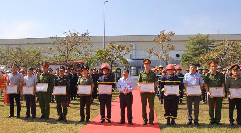 Chủ tịch UBND tỉnh Hòa Bình Bùi Văn Khánh tặng bằng khen cho lực lượng chữa cháy và cứu nạn, cứu hộ khi kết thúc buổi diễn tập an toàn. Chủ tịch UBND tỉnh Hòa Bình Bùi Văn Khánh tặng bằng khen cho lực lượng chữa cháy và cứu nạn, cứu hộ khi kết thúc buổi diễn tập an toàn.
