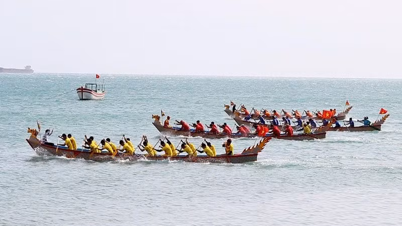 Các đội đua thuyền rồng tranh tài đường đua cự ly 600m. 