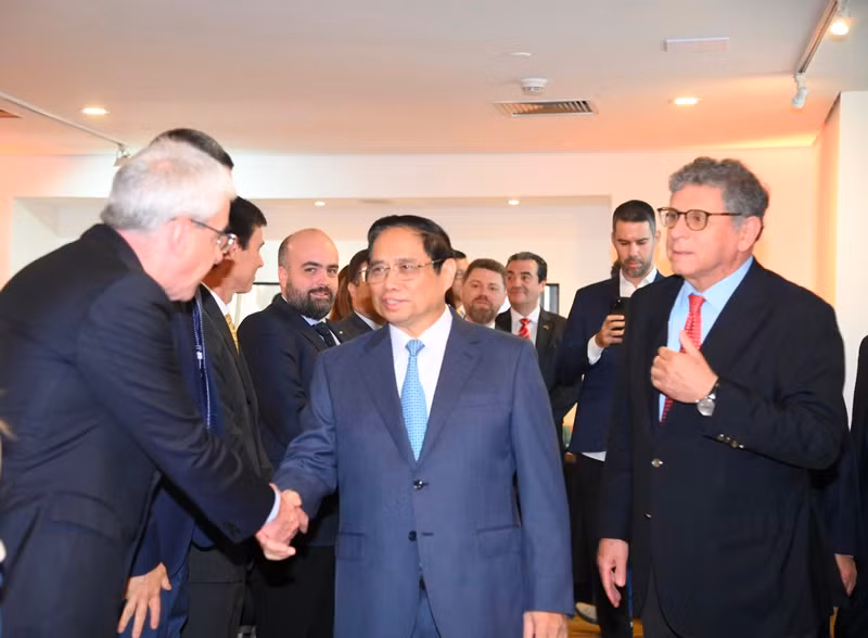 Thủ tướng Phạm Minh Chính gặp gỡ các đại biểu. Thủ tướng Phạm Minh Chính gặp gỡ các đại biểu.