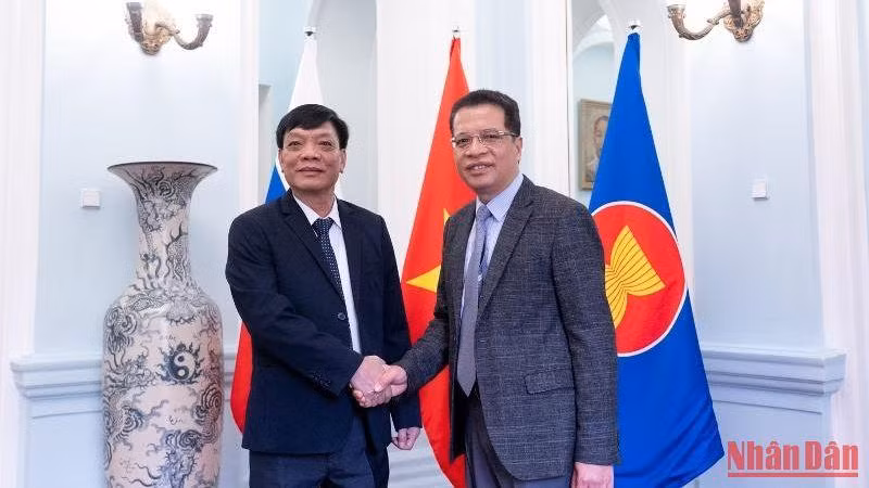 Đại sứ Đặng Minh Khôi (phải) và Thượng tướng Ngô Minh Tiến. (Ảnh: Thanh Thể) 