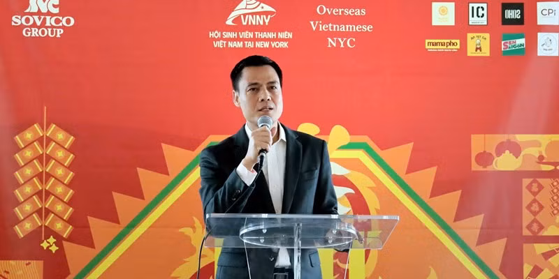 Đại sứ Đặng Hoàng Giang, Trưởng Phái đoàn Thường trực Việt Nam tại Liên hợp quốc phát biểu khai mạc Hội chợ. (Ảnh: Quang Huy/TTXVN) Đại sứ Đặng Hoàng Giang, Trưởng Phái đoàn Thường trực Việt Nam tại Liên hợp quốc phát biểu khai mạc Hội chợ. (Ảnh: Quang Huy/TTXVN)
