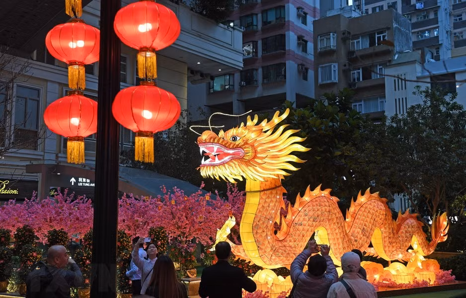 Đường phố được trang hoàng đón Tết Nguyên đán tại Hong Kong (Trung Quốc). (Ảnh: THX/TTXVN)