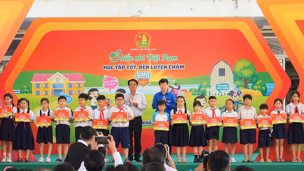 Trao 50 suất học bổng "Tiếp sức cho em đến trường" và hàng nghìn phần quà tặng thiếu nhi