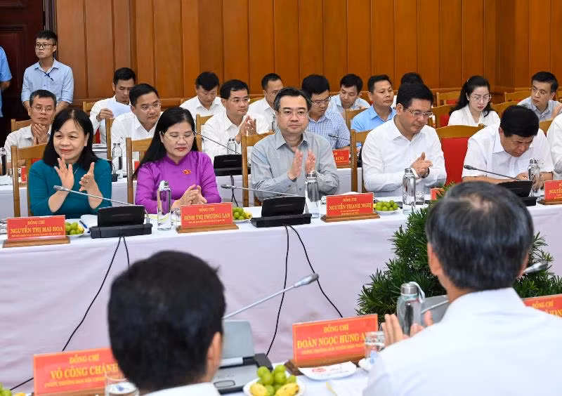 Lãnh đạo các Ủy ban của Quốc hội, lãnh đạo các Bộ, nghành dự buổi làm việc. (Ảnh DUY LINH) Lãnh đạo các Ủy ban của Quốc hội, lãnh đạo các Bộ, nghành dự buổi làm việc. (Ảnh DUY LINH)
