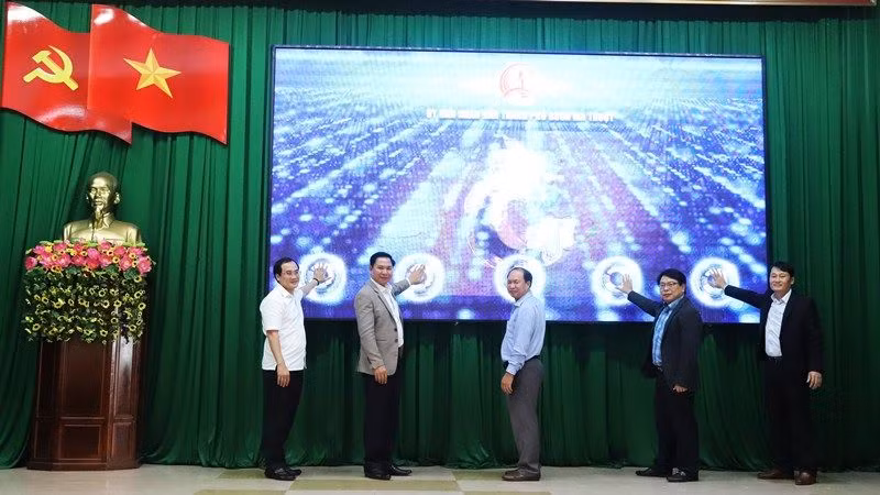 Lãnh đạo Thành ủy, Ủy ban nhân dân thành phố Buôn Ma Thuột ấn nút chính thức đưa ứng dụng (app) cà-phê và du lịch Buôn Ma Thuột đi vào hoạt động. 