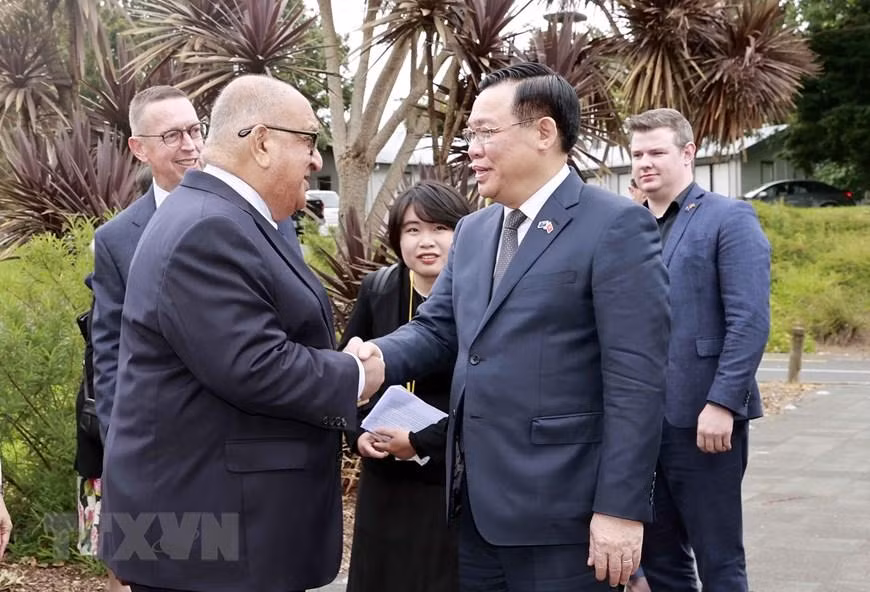 Lãnh đạo Đại học Waikato đón Chủ tịch Quốc hội Vương Đình Huệ. (Ảnh: Doãn Tấn/TTXVN)