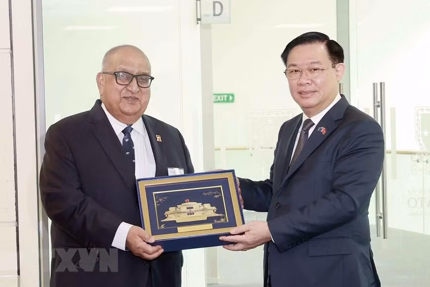 Chủ tịch Quốc hội Vương Đình Huệ trao quà lưu niệm tặng Ban lãnh đạo Đại học Waikato. (Ảnh: Doãn Tấn/TTXVN)