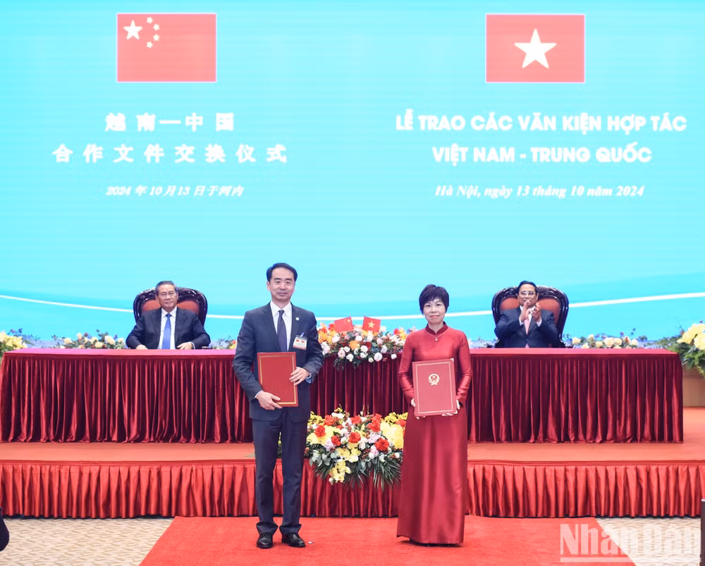 Thủ tướng Phạm Minh Chính và Thủ tướng Lý Cường chứng kiến trao Bản ghi nhớ hợp tác giữa Thông tấn xã Việt Nam và Đài Phát thanh truyền hình Trung ương Trung Quốc. (Ảnh: TRẦN HẢI)