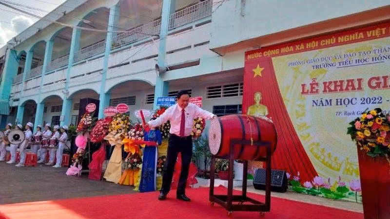 Đồng chí Trần Thanh Mẫn, Ủy viên Bộ Chính trị, Phó Chủ tịch Thường trực Quốc hội đến dự và đánh trống khai giảng năm học mới tại Trường Tiểu học Hồng Bàng, TP Rạch Giá (Kiên Giang), sáng 3/9.