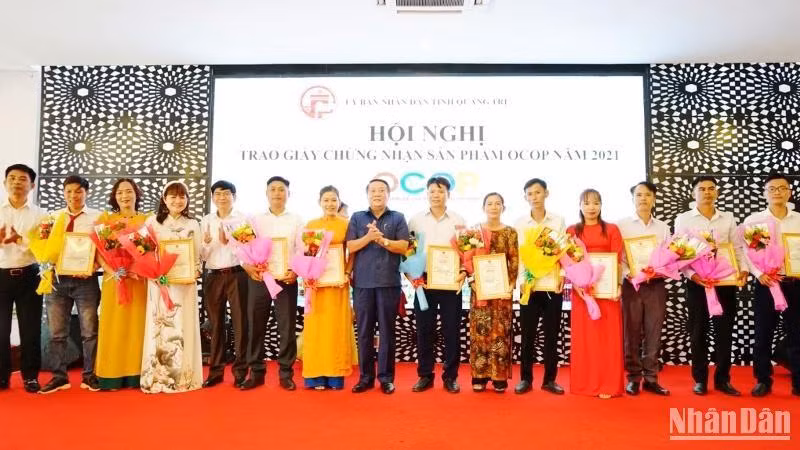Phó Chủ tịch Thường trực Ủy ban nhân dân tỉnh Quảng Trị Hà Sỹ Đồng trao chứng nhận sản phẩm OCOP của tỉnh.