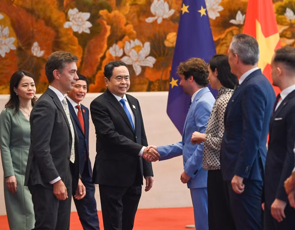 Chủ tịch Quốc hội Trần Thanh Mẫn với các Đại sứ EU và Đại sứ, Đại biện các nước thành viên EU. Chủ tịch Quốc hội Trần Thanh Mẫn với các Đại sứ EU và Đại sứ, Đại biện các nước thành viên EU.