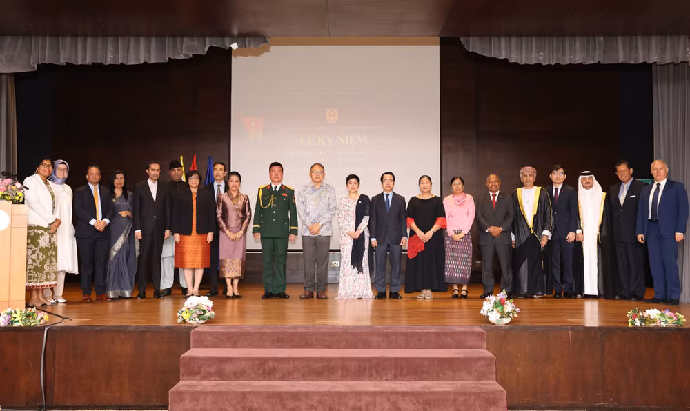 Đại sứ và Tùy viên Quốc phòng tại Brunei chụp ảnh cùng một số quan khách. Đại sứ và Tùy viên Quốc phòng tại Brunei chụp ảnh cùng một số quan khách.