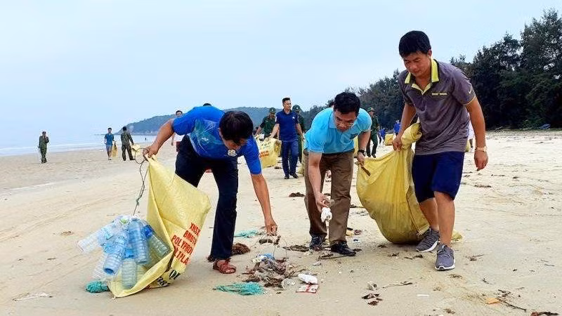 Các cơ quan, ban, ngành, tổ chức, đoàn thể, lực lượng vũ trang và người dân huyện đảo Cô Tô ra quân làm sạch bãi biển.