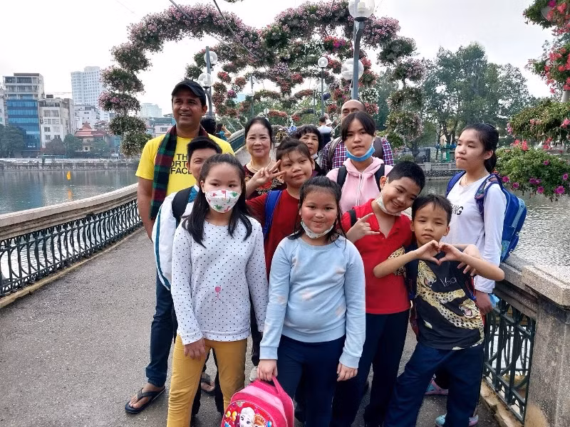 Cô Huyền đưa học sinh đi tham quan. Ảnh: Nhân vật cung cấp Cô Huyền đưa học sinh đi tham quan. Ảnh: Nhân vật cung cấp