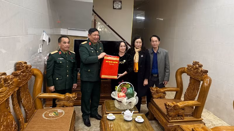 Thượng tướng Huỳnh Chiến Thắng tặng quà bà Nguyễn Thị Hoa là vợ liệt sĩ.