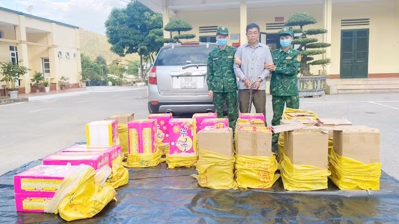 Đối tượng Chìu Chăn Quay cùng phương tiện và tang vật.