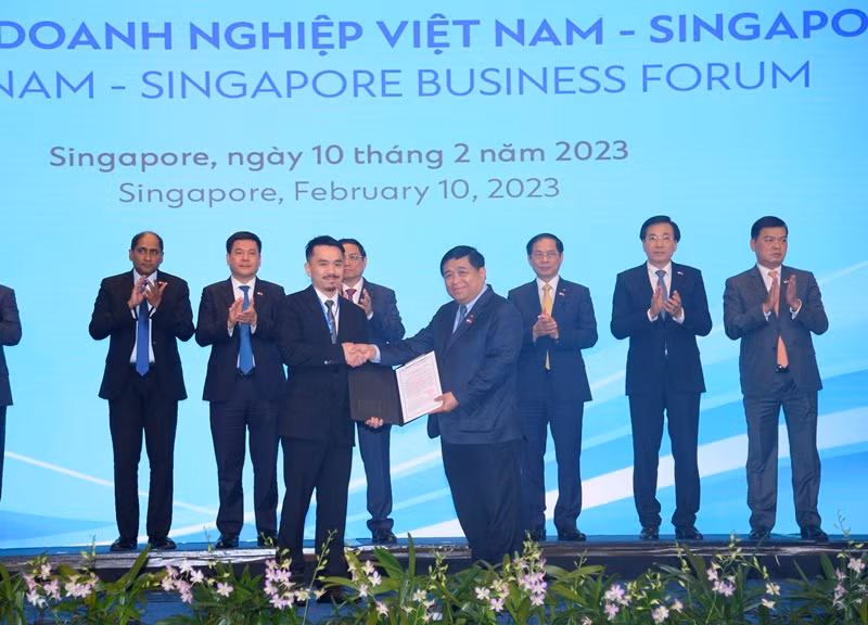 Thủ tướng Phạm Minh Chính chứng kiến lễ trao giấy chứng nhận, thỏa thuận hợp tác đầu tư của cộng đồng doanh nghiệp hai nước. Trong ảnh: Bộ trưởng Kế hoạch và Đầu tư Nguyễn Chí Dũng trao chứng nhận đầu tư cho đại diện lãnh đạo Tập đoàn Masan. 